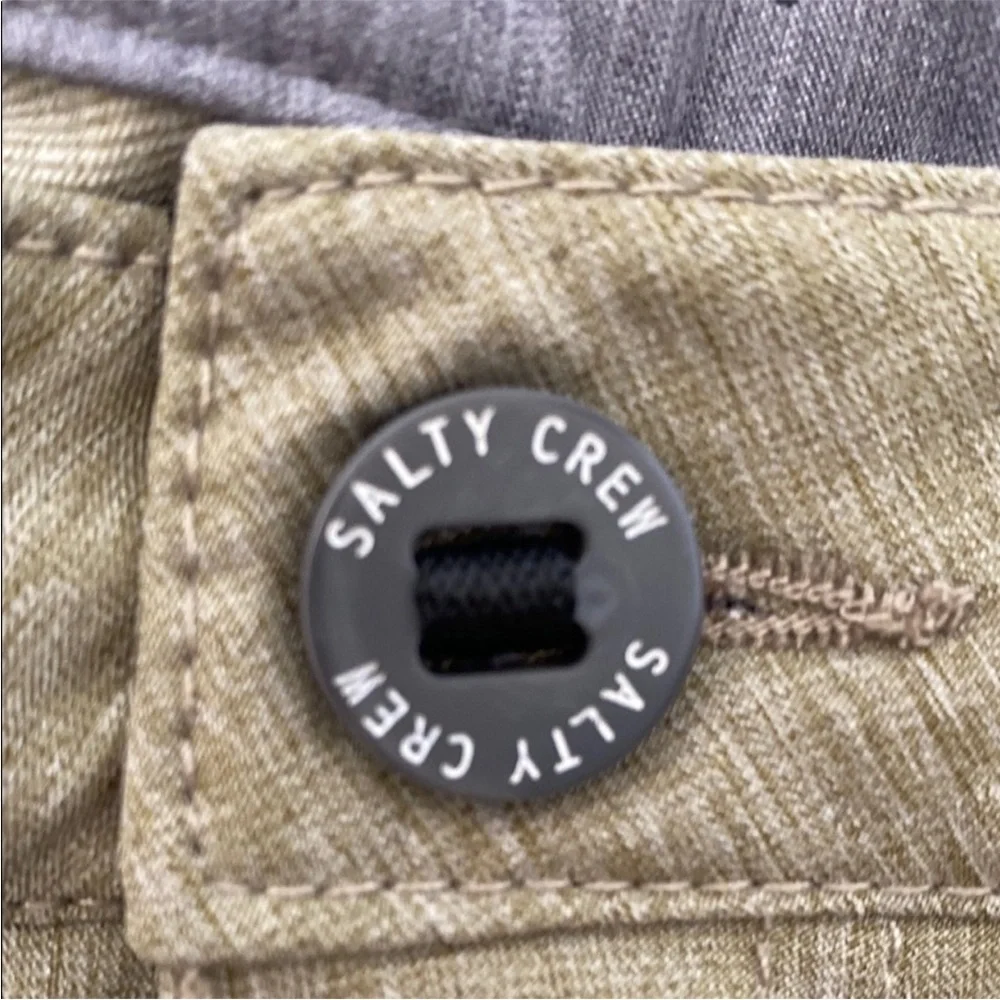SALTY CREW Men’s Khaki Cargo Shorts with Black Trim. Size M
